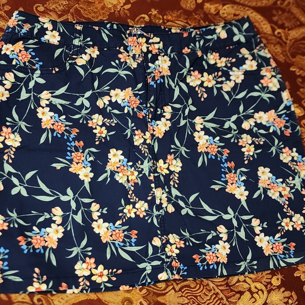 St. John's Bay mini skirt, built-in shorts size12, navy with flowers